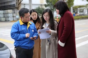 浙江省水利厅水资源治理处副调研员沈仁英携浙江日报记者等光临SBOBET利记调研采访