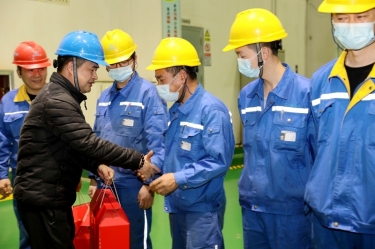 路一声问候 送一份温暖|公司辅导亲切慰问除夕夜坚守岗位一线的员工